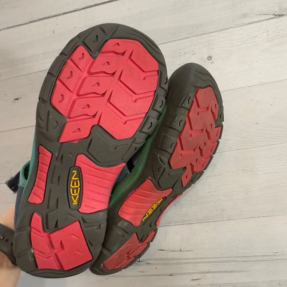 Keen‎ Newport girls pink purple teal sandals size 4